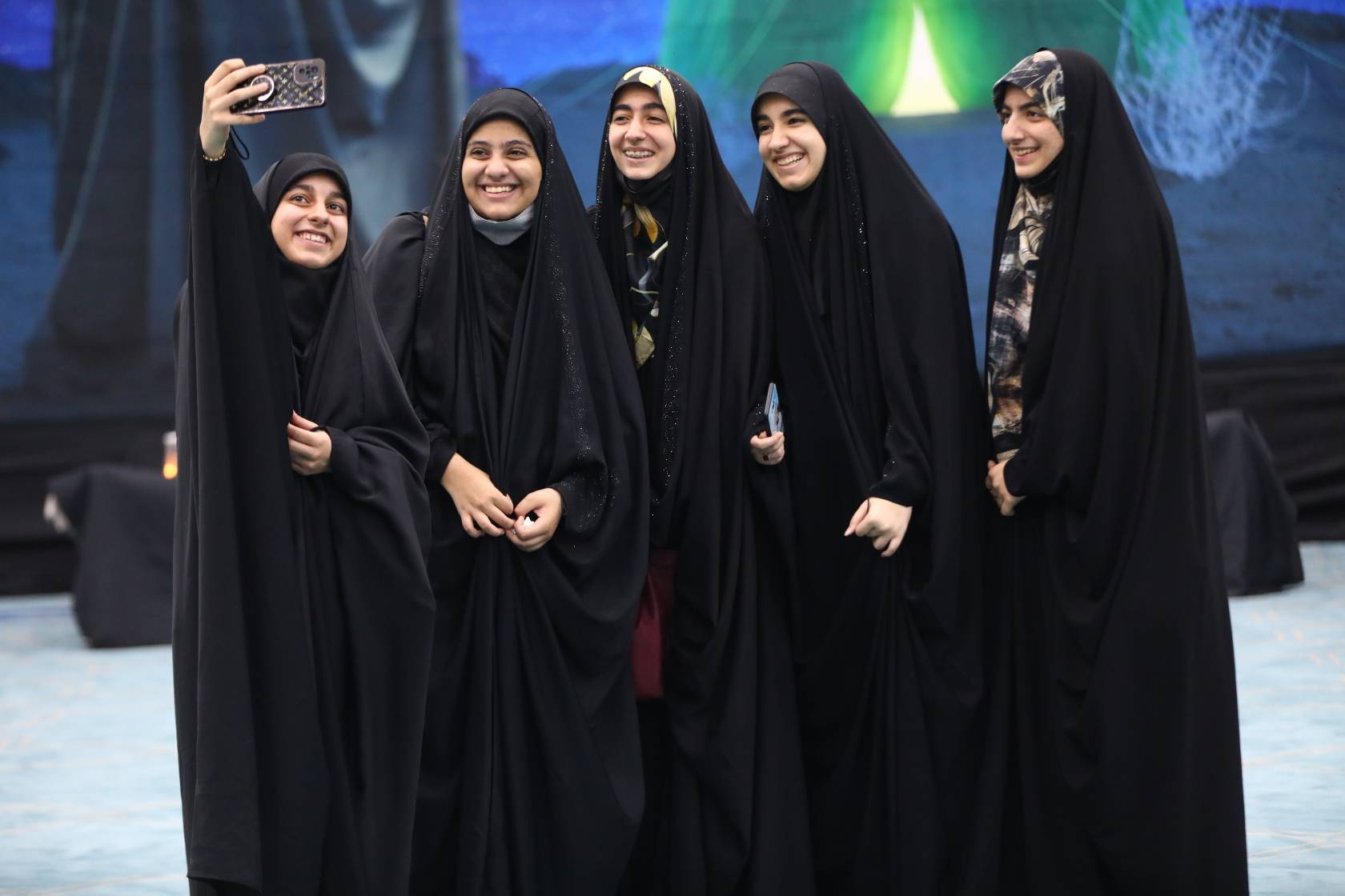 چادری شدن چند دختر جوان در بزرگترین هیئت دخترانه کشور چادری شدن چند دختر جوان در بزرگترین هیئت دخترانه کشور
