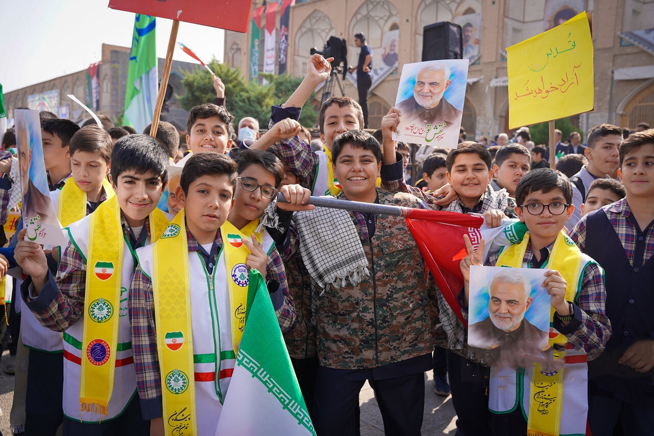 حضور جوانان و نوجوانان اصفهانی در راهپیمایی ۱۳ آبان