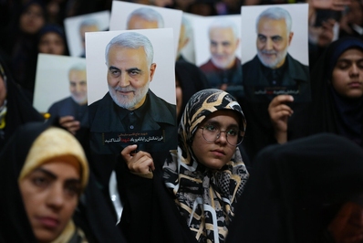 ادای احترام بانوان اصفهانی به سردار شهید حاج قاسم سلیمانی