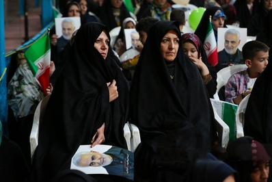 ادای احترام بانوان اصفهانی به سردار شهید حاج قاسم سلیمانی