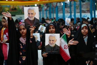 ادای احترام بانوان اصفهانی به سردار شهید حاج قاسم سلیمانی