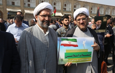 طلاب و روحانیون اصفهانی در راهپیمایی ۱۳ آبان شرکت کردند