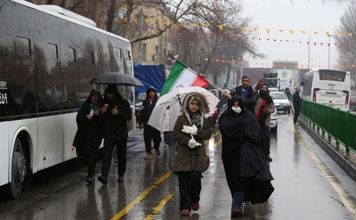 راهپیمایی بزرگ نیمه شعبان زیر بارش برف در اصفهان