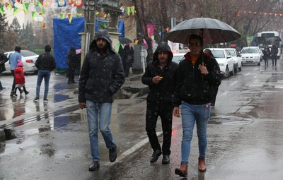 راهپیمایی بزرگ نیمه شعبان زیر بارش برف در اصفهان