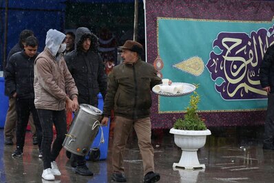 راهپیمایی بزرگ نیمه شعبان زیر بارش برف در اصفهان