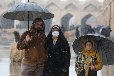 راهپیمایی بزرگ نیمه شعبان زیر بارش برف در اصفهان
