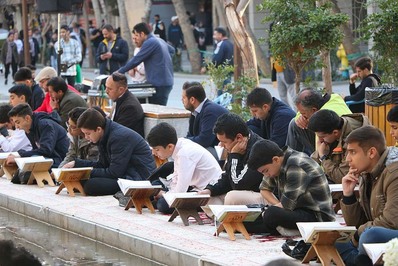 جزء‌خوانی قرآن کریم در چهارباغ اصفهان در حال برگزاری است