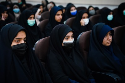 امام جمعه اهواز، پاسخگوی سئؤالات دختران مدارس صدرا