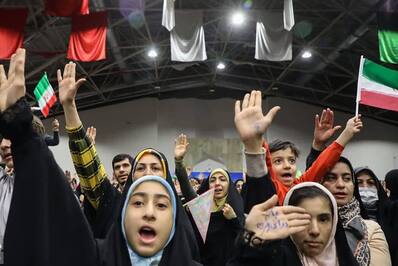 اجتماع بزرگ دختران دهه هشتادی و نودی در سالن گلستان شهدای اصفهان