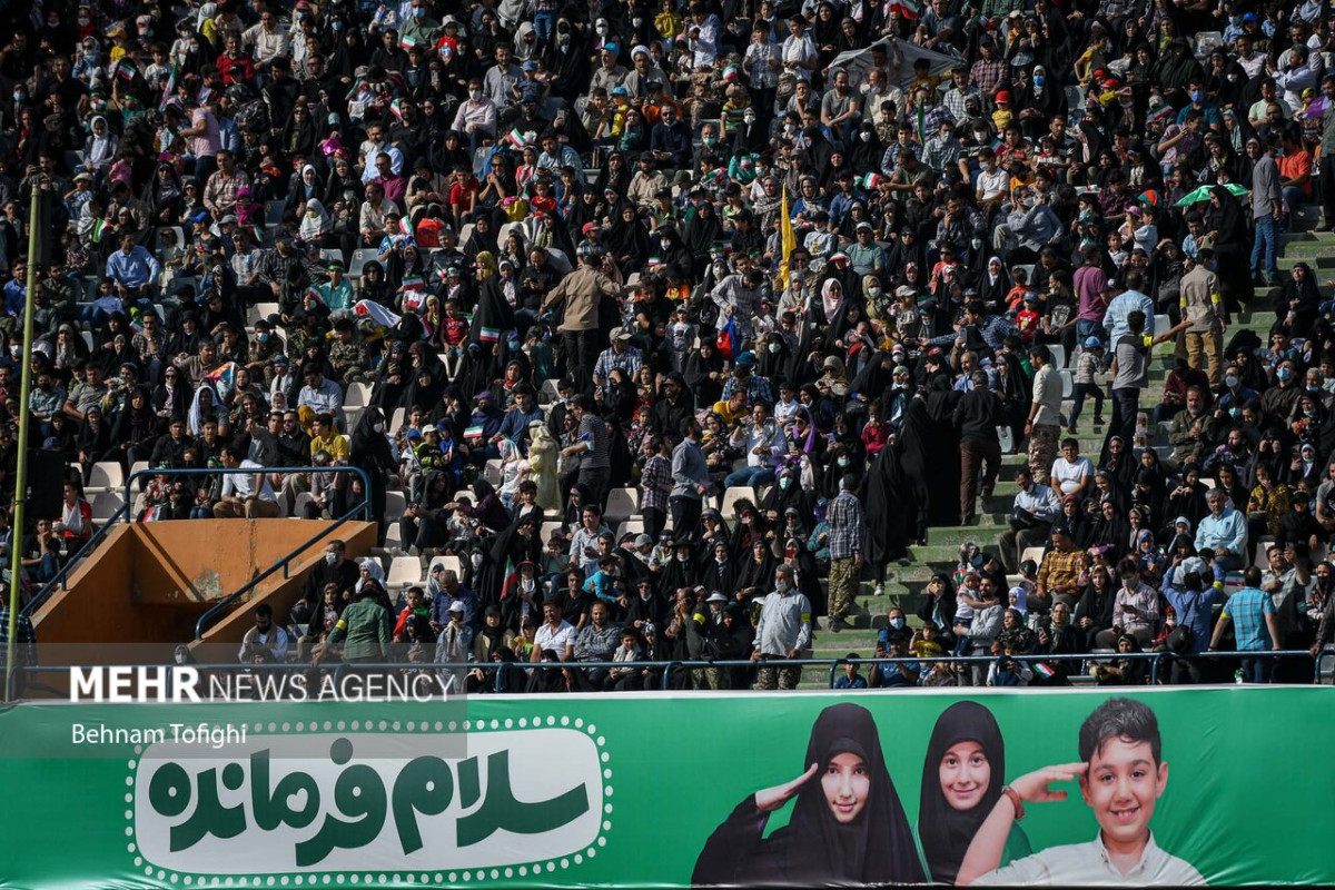 تہران کے آزادی اسٹیڈیم میں "سلام فرمانده" ترانہ اجتماعی طور پر پیش کیا گیا