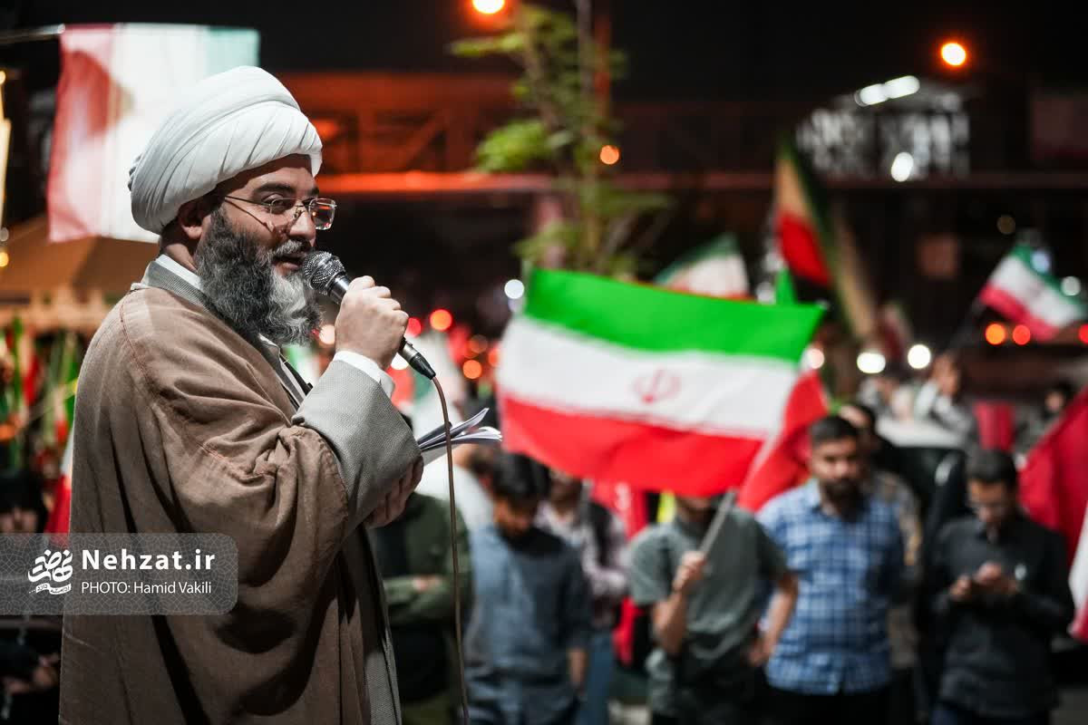 حضور حجت الاسلام قمی در تجمع شبانه مقابل دانشگاه شریف