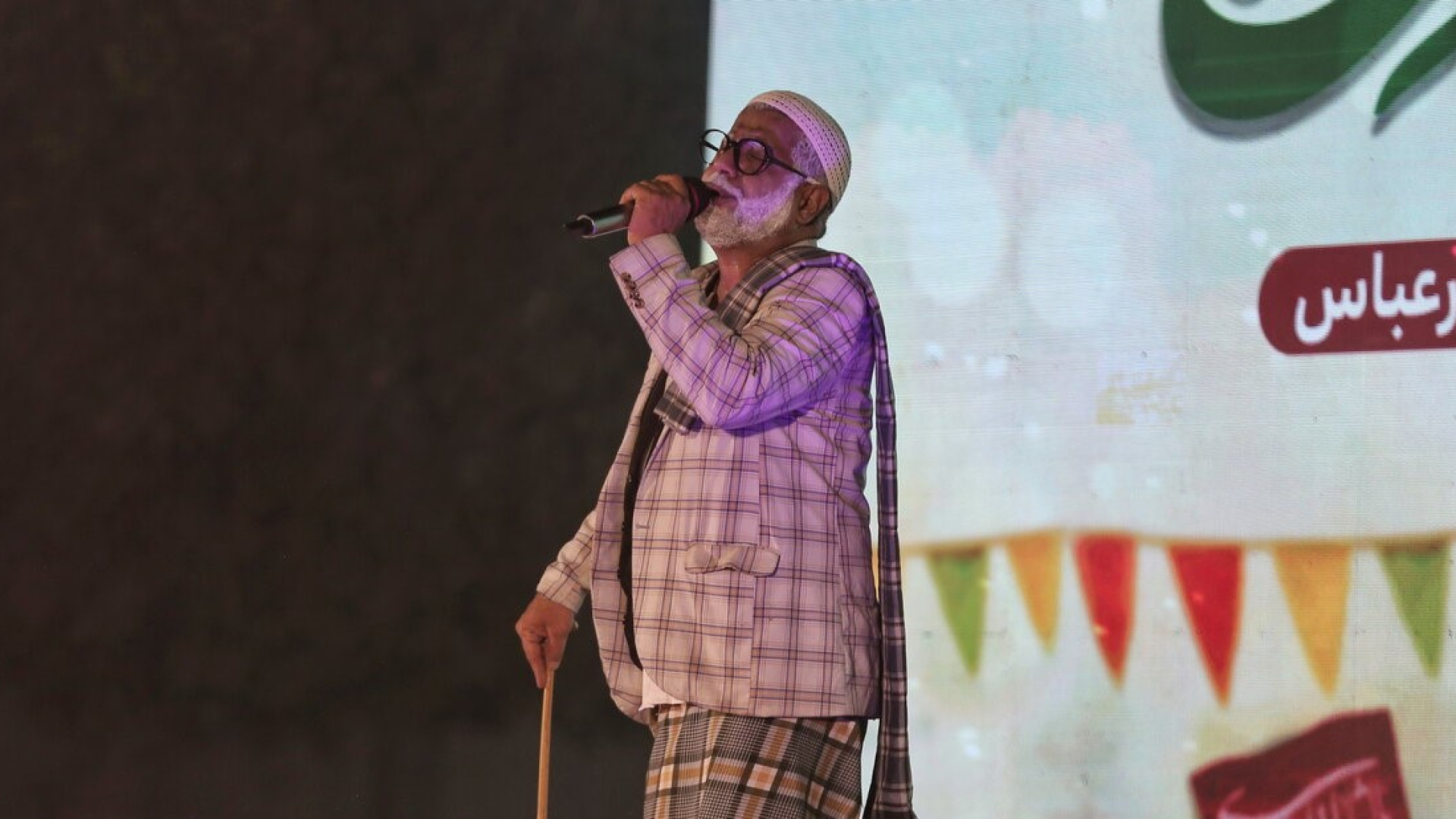سنگ تمام امت «احمد» در ساحل خلیج فارس