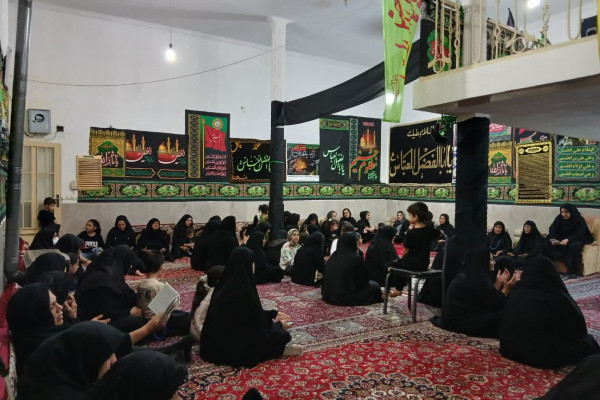 حضور گسترده بانوان در شب هشتم محرم در  مساجد شهرستان دره شهر