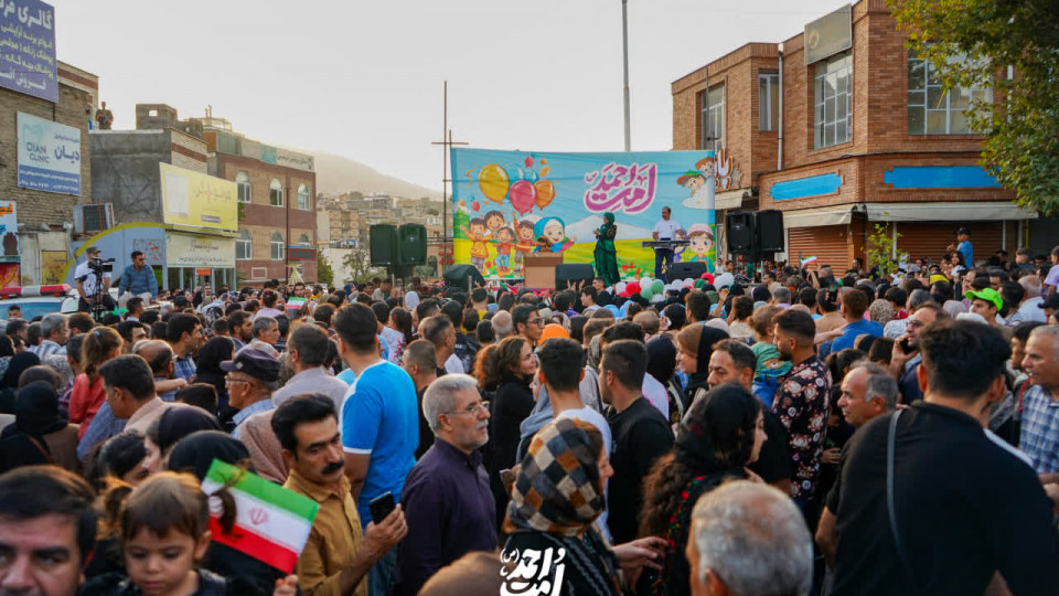 سنندج میزبان شور و شادی امت احمد(ص)؛ شهر به عطر پیامبر آراسته شد