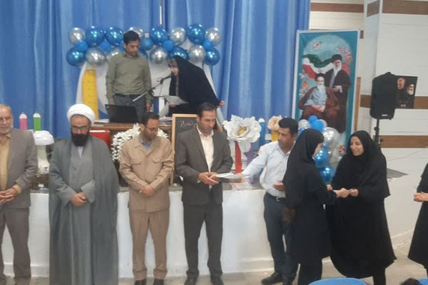 تجلیل از دانش آموزان فعال نهضت زندگی با آیه ها در شهرستان بدره