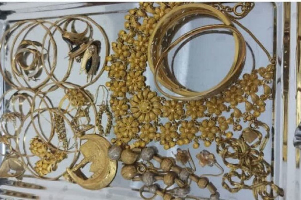 اهدای ۲۸۰ گرم طلا توسط بانوان پویش اهدای طلا در میناب