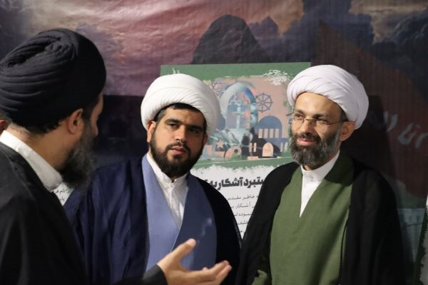 بازدید مدیرکل فرق و مذاهب سازمان تبلیغات اسلامی از نمایشگاه «پیچک انحراف» در تبریز