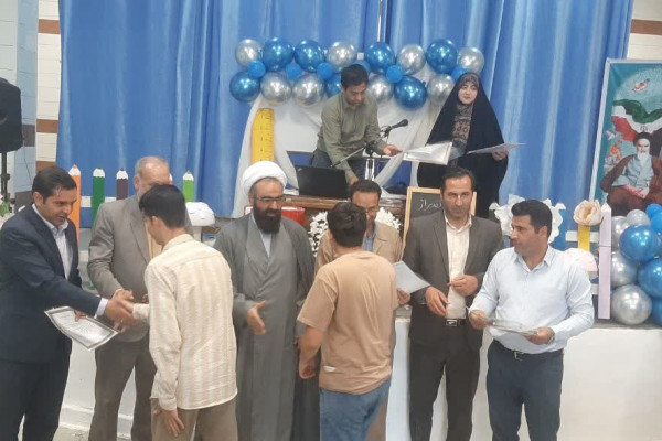 تجلیل از دانش آموزان فعال نهضت زندگی با آیه ها در شهرستان بدره