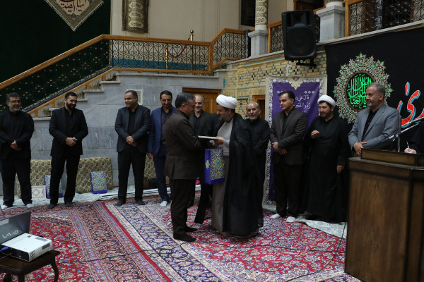 تجلیل از خادمان و برگزار کنندگان مراسم عصر عاشورا « یوم الحسین ع»