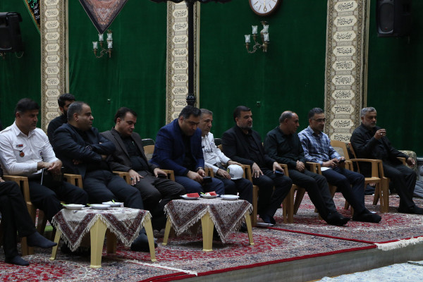 تجلیل از خادمان و برگزار کنندگان مراسم عصر عاشورا « یوم الحسین ع»