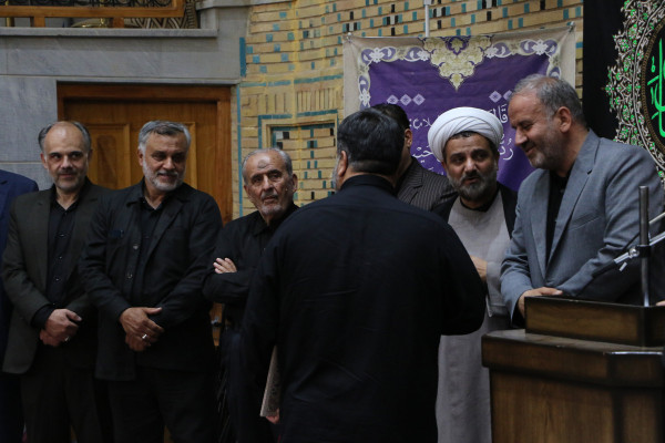 تجلیل از خادمان و برگزار کنندگان مراسم عصر عاشورا « یوم الحسین ع»