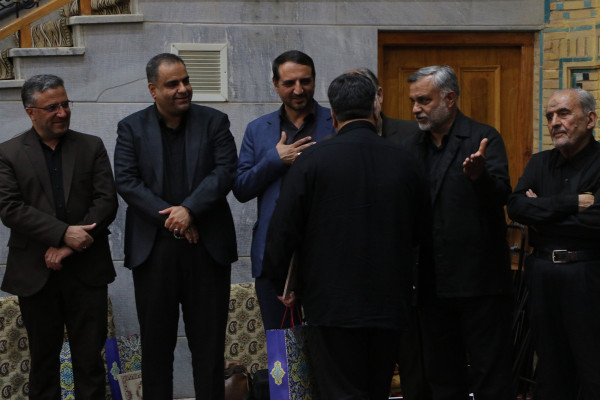 تجلیل از خادمان و برگزار کنندگان مراسم عصر عاشورا « یوم الحسین ع»