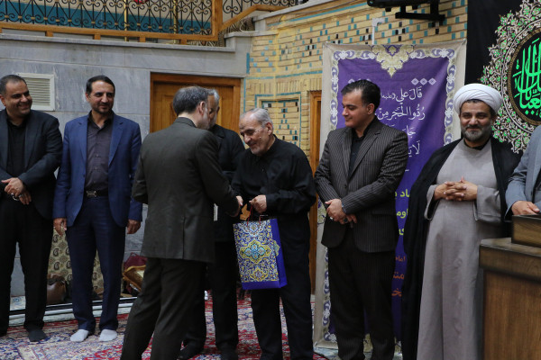 تجلیل از خادمان و برگزار کنندگان مراسم عصر عاشورا « یوم الحسین ع»