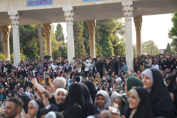 إقامة احتفال محفل في مرقد حافظ الشيرازي