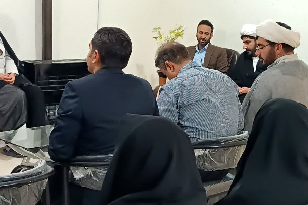 نشست رئیس اداره امور قرآنی استان ایلام با فعالان قرآنی شهرستان بدره