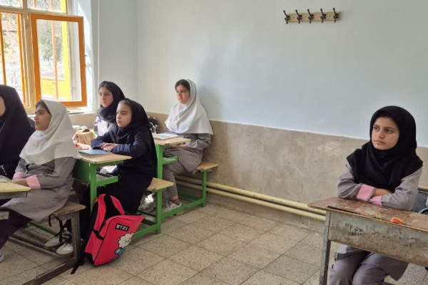 توزیع بسته های نوشت افزار در بین دانش آموزان شهرستان بدره