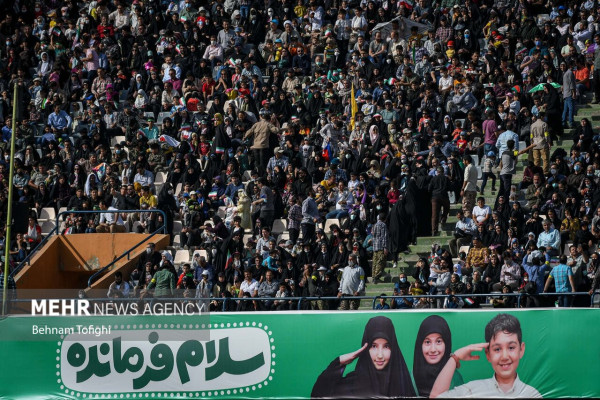 الإنشاد الجماعي لأنشودة «سلام فرمانده» في ملعب آزادي بطهران
