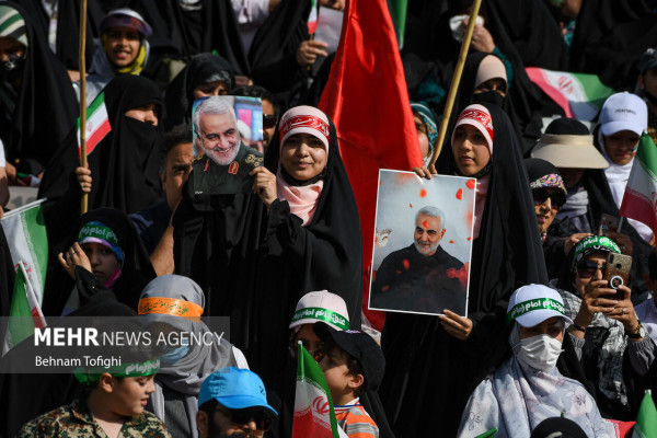 الإنشاد الجماعي لأنشودة «سلام فرمانده» في ملعب آزادي بطهران