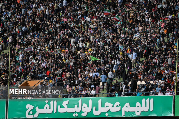 الإنشاد الجماعي لأنشودة «سلام فرمانده» في ملعب آزادي بطهران