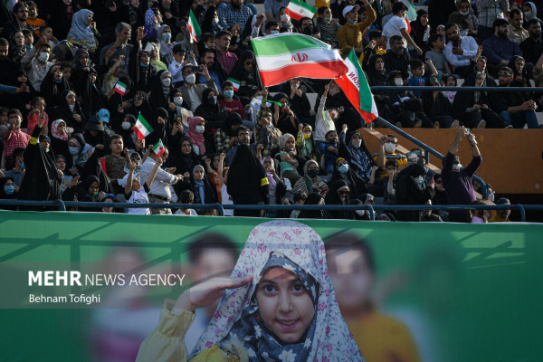 الإنشاد الجماعي لأنشودة «سلام فرمانده» في ملعب آزادي بطهران