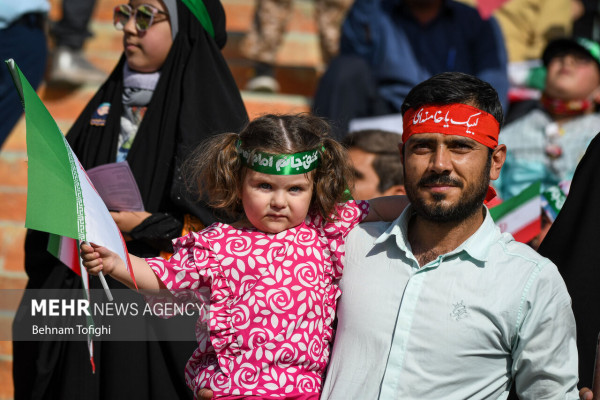 الإنشاد الجماعي لأنشودة «سلام فرمانده» في ملعب آزادي بطهران