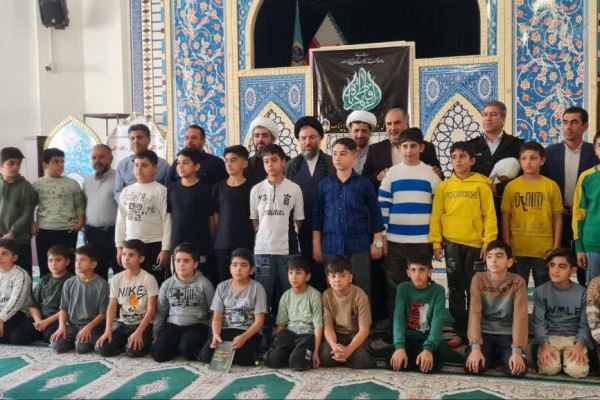 حضور دانش‌آموزان مدرسه آزادگان در نماز جمعه  شهرستان سرپل‌ذهاب