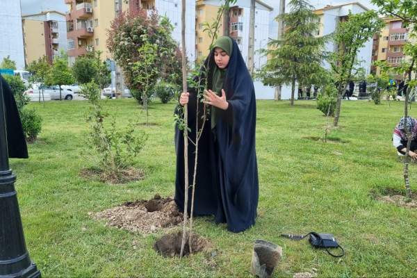 کاشت 200 اصله نهال مثمر لبیک به فرمان رهبر معظم انقلاب