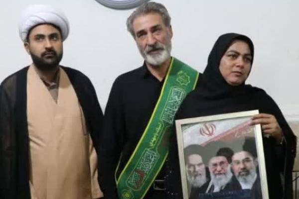 دیدار مسئولان فرهنگی با خانواده‌های شهدا در میناب