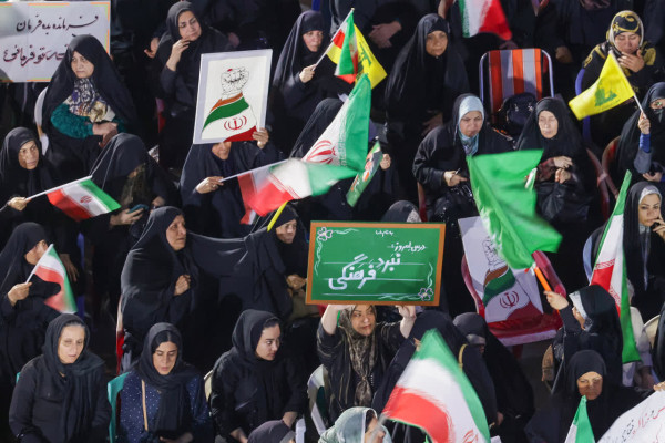 گرامیداشت مقام معلم در تجمع مردمی شبانه «لبیک یا امام» بوشهر