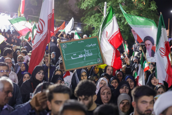 گرامیداشت مقام معلم در تجمع مردمی شبانه «لبیک یا امام» بوشهر
