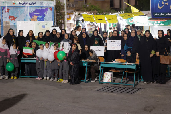 گرامیداشت مقام معلم در تجمع مردمی شبانه «لبیک یا امام» بوشهر