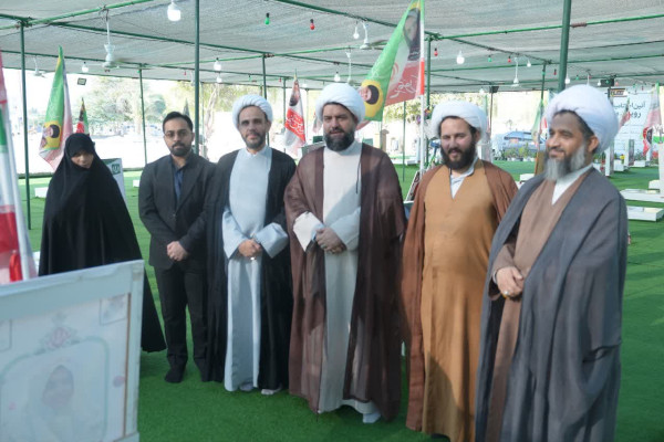 حضور مسئول سازمان مدارس صدرا در گلزار شهدای مدرسه شجره طیبه میناب