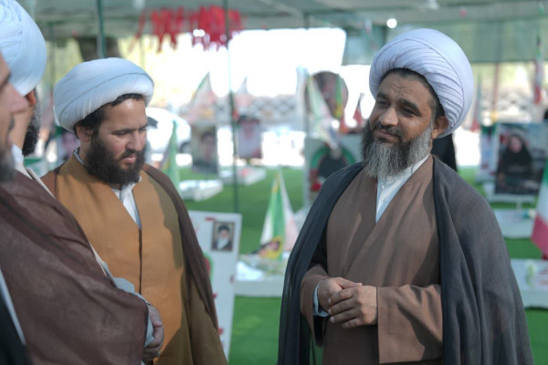 حضور مسئول سازمان مدارس صدرا در گلزار شهدای مدرسه شجره طیبه میناب