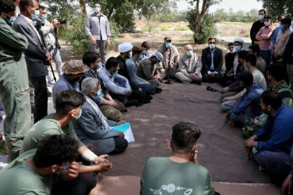 اینجا چراغی روشن است