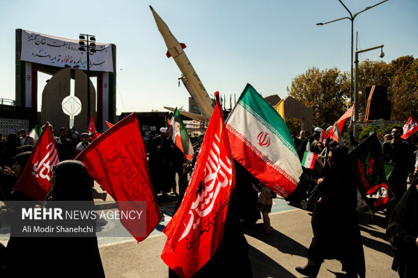 زنجیره انسانی «جان‌فدا» در مشهد