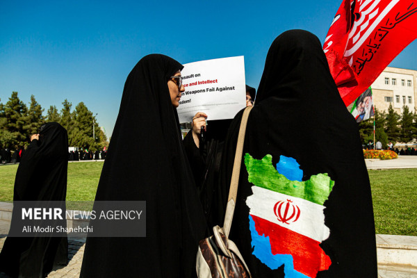 زنجیره انسانی «جان‌فدا» در مشهد