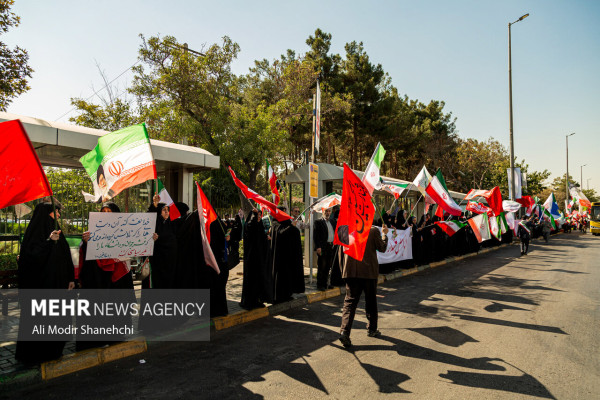 زنجیره انسانی «جان‌فدا» در مشهد