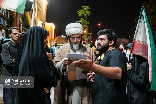 حضور حجت الاسلام قمی در تجمع شبانه مقابل دانشگاه شریف