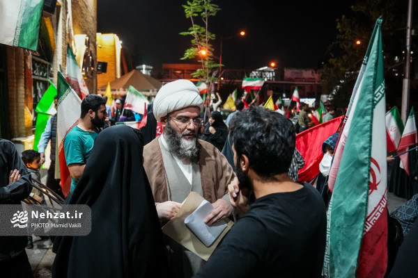 حضور حجت الاسلام قمی در تجمع شبانه مقابل دانشگاه شریف