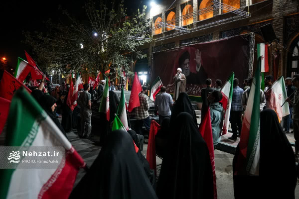 حضور حجت الاسلام قمی در تجمع شبانه مقابل دانشگاه شریف